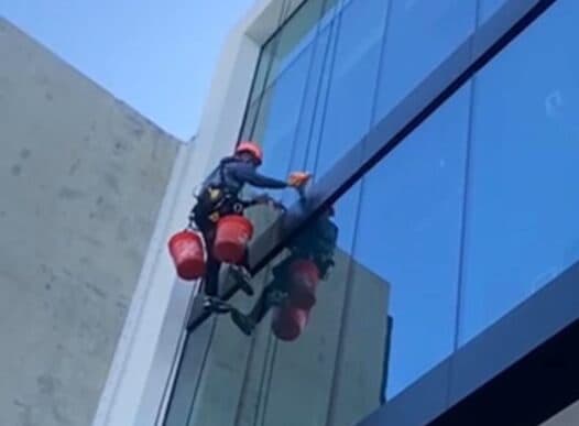 Técnico certificado en acceso por cuerda trabajando en altura