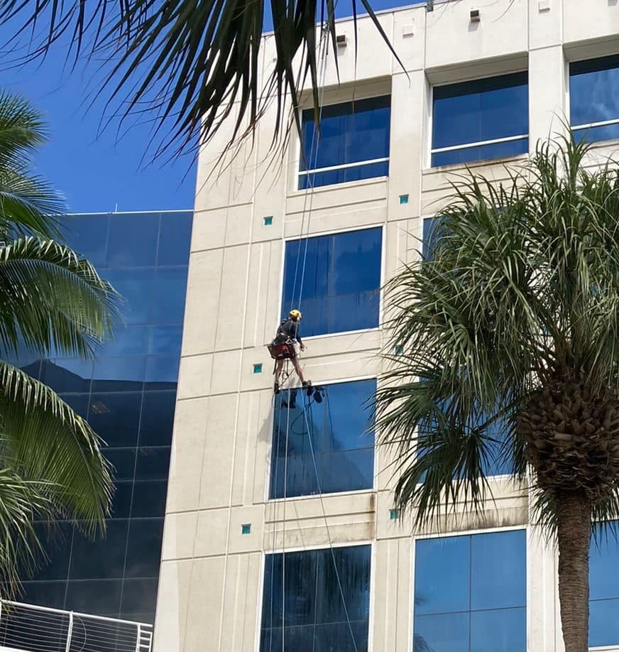 Técnico de acceso por cuerda en el trabajo